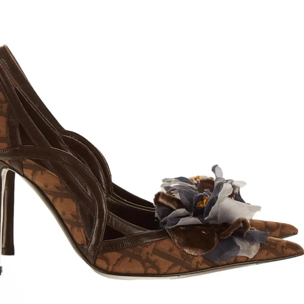 Dior Trotter Romantique heels
L10.75"
HH 3.5"
marked size: 37.5 - Picture 1 of 3